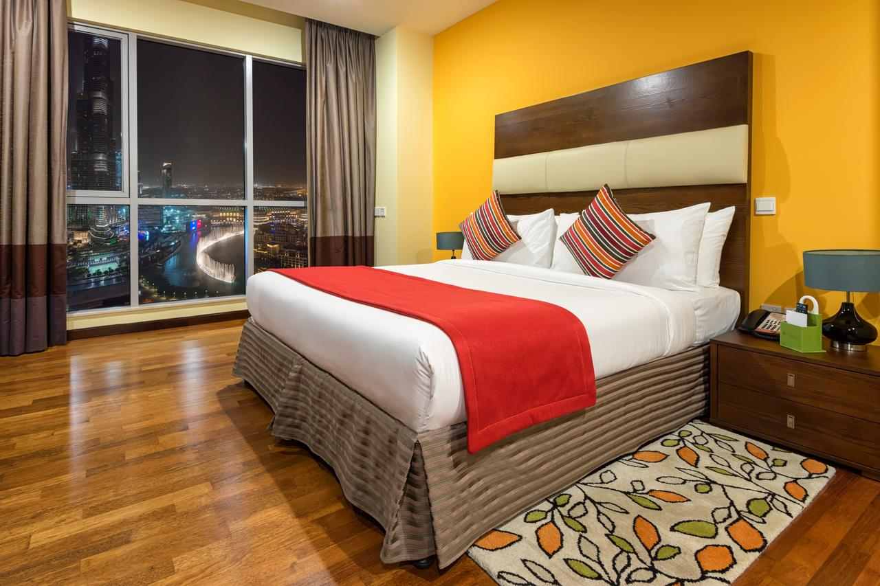 تنفرد غرف فندق رامادا دبي بألوانها الراقية.