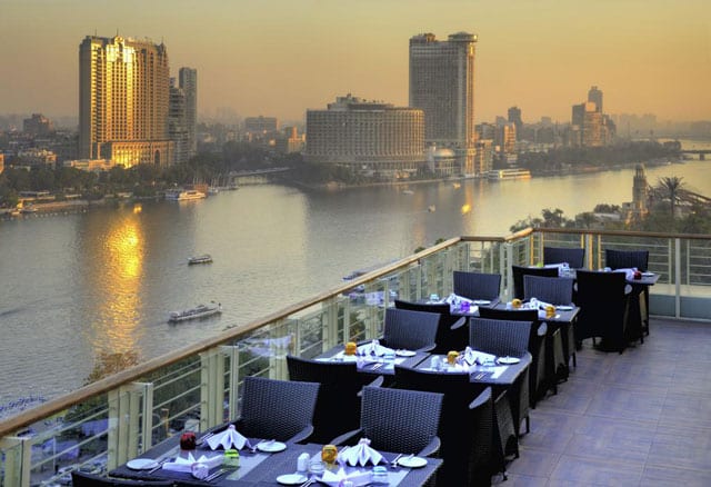 مطعم على السطح في فندق نوفوتيل القاهرة البرج