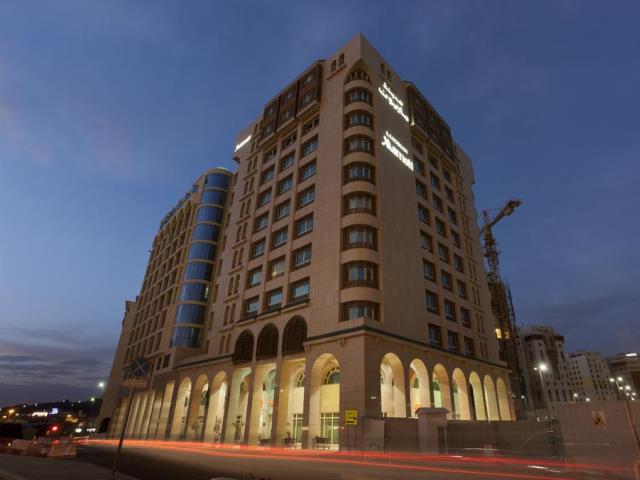 يتمتّع فندق ماريوت المدينة بموقع مُميّز في شارع الملك فيصل بالمدينة.