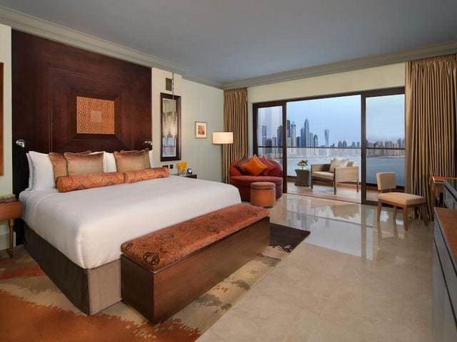 تتميّز غرف فندق الفيرمونت دبي أحد أفخم فندق في سلسلة فيرمونت دبي بالمساحات الواسعة
