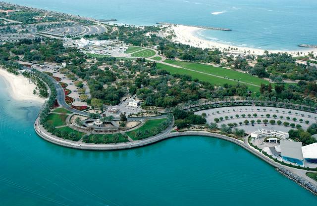 حدائق وشاطئ الممزر من أفضل الاماكن السياحية في دبي واحدى اكبر شواطئ في دبي الامارات