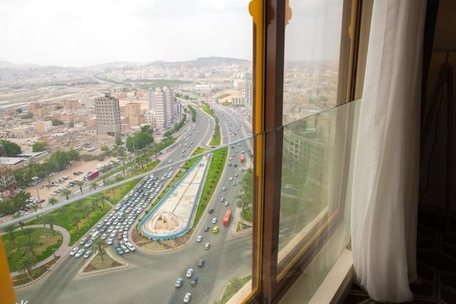 يطل فندق المرجان كروم على شوارع مكة الشهيرة يطل فندق المرجان كروم على شوارع مكة الشهيرة