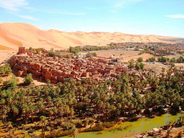 Larry السياحة في الصحراء الجزائرية