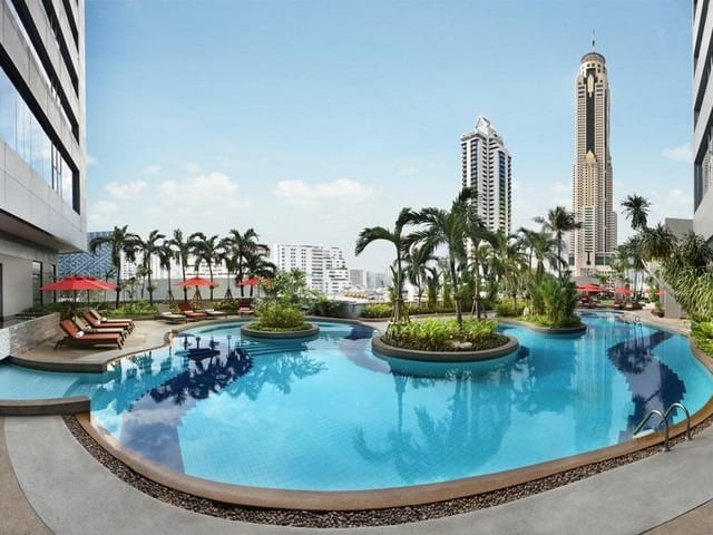 حمام السباحة مع المرافق والفيو المميز في فندق اماري وترجيت بانكوك