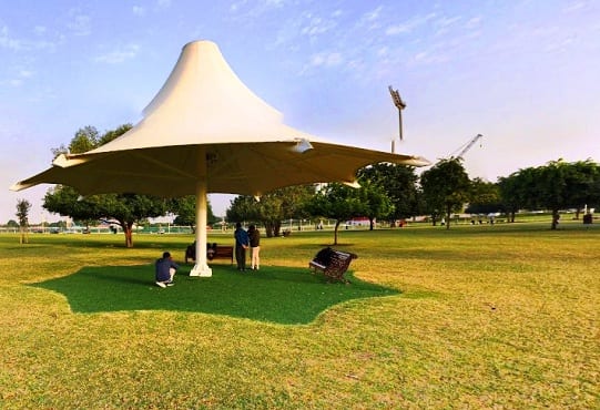 مظلات ومقاعد متنزه أسباير في الدوحة
