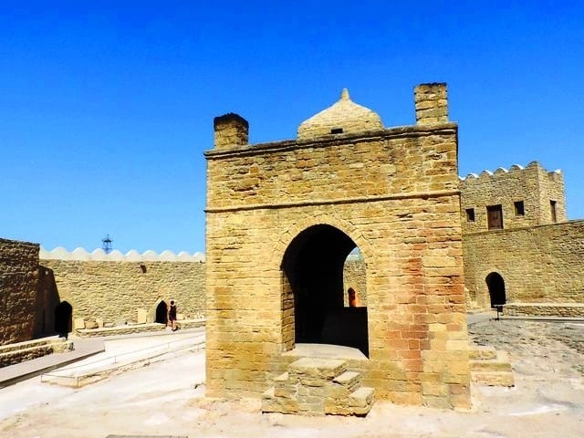 Leon الأماكن السياحية في المدينة القديمة في باكو