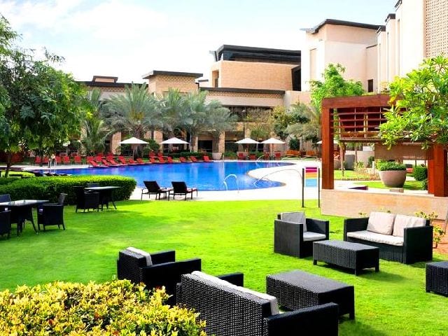الإقامة في الفندق الافضل في ابوظبي للشباب توفر عدة غرف وأجنحة بمساحاتٍ متنوعة