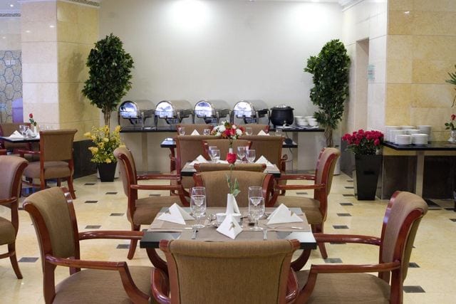يضم فندق دار الايمان جراند بمكة مطعم واحد يُقدّم المأكولات العالمية.