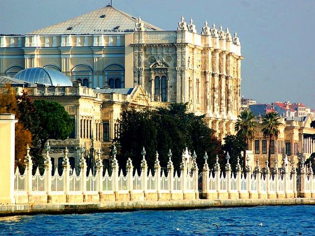 قصر دولمة بهجة من قصور اسطنبول وأهم اماكن اسطنبول السياحية