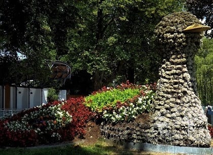 منحوتة الورود في متنزه إليزابيث في زيلامسي النمسا