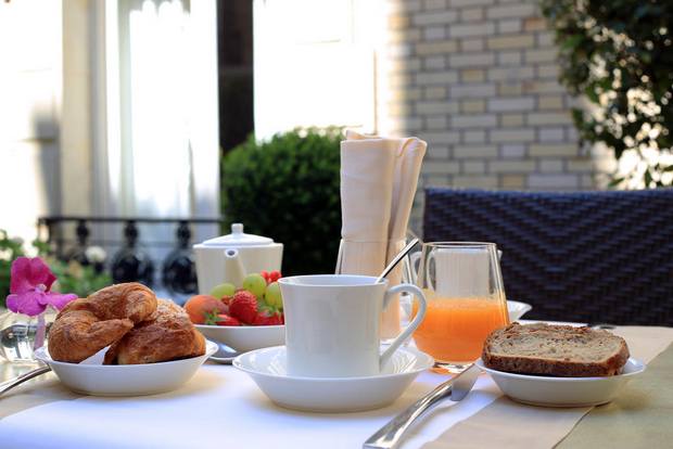 إفطار شهي مُقدّم في إحدى أجنحة فريزر لو كلاريدج شانزليزيه باريس فندق