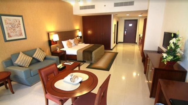 اجمل 5 شقق مفروشة في دبي رخيصة 2020 10 تُوّفر شقق مفروشة للايجار في دبي رخيصة مسبح خارجي في الهواء الطلق