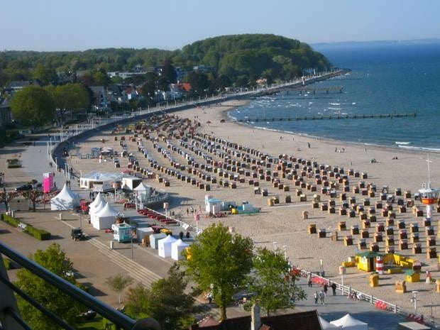 https://www.ostseebad-ahrenshoop.de/@ شواطئ السياحة في ألمانيا