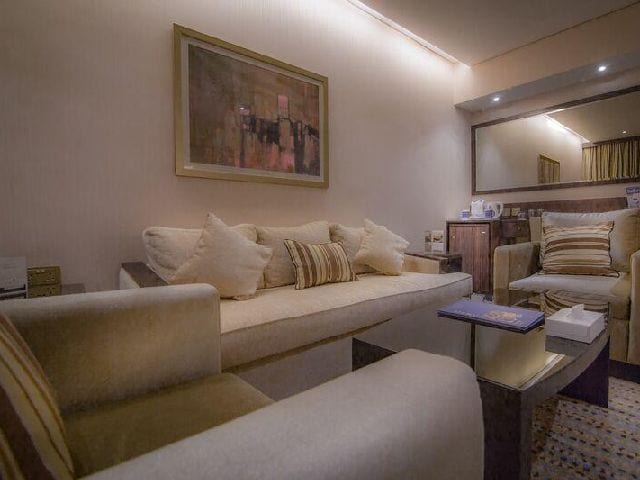 منطقة للجلوس في فندق جولدن توليب البحرين