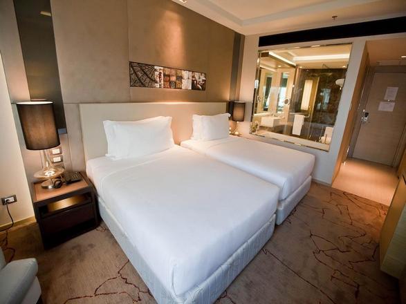 Graceland Bangkok 3