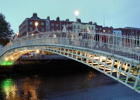 جسر هابيني من اهم الاماكن السياحية في ايرلندا دبلن