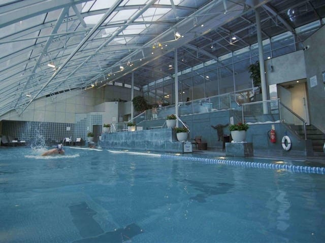 حمام سباحة داخلي في أحد فنادق لندن قريبه من هارودز من ضمن مرافق الفندق المميزة