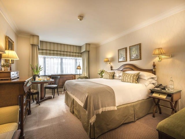 الغرف المميزة بالألوان الجميلة وقطع الأثاث الرائعة في أحد فنادق لندن قريبه من هارودز