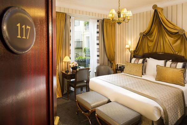 تعكس غُرف فندق نابليون باريس شانزليزيه الفخامة بكامل معانيها