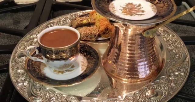 ممر الزهور اسطنبول يشتهر بوجود المقاهي التي تُقدم القهوة التركية ممر الزهور اسطنبول يشتهر بوجود المقاهي التي تُقدم القهوة التركية
