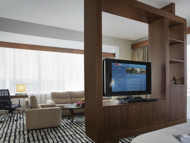 توفر أماكن الإقامة في فندق روتانا جميرا دبي منطقة جلوس واسعة ومريحة.