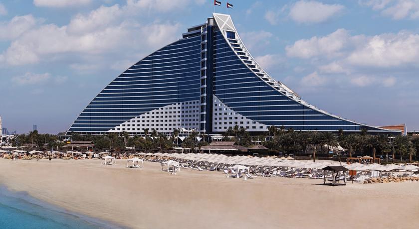 يعد شاطئ جميرا من اجمل شواطئ دبي الامارات