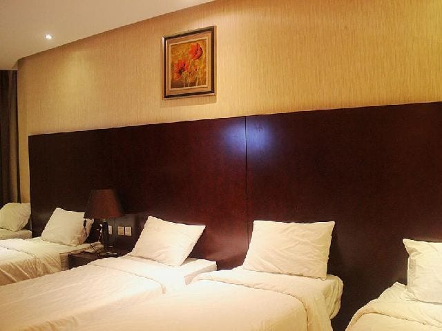 غرفة نوم لخمس اشخاص في فندق الارض المتميزة مكة المكرمة الرائع