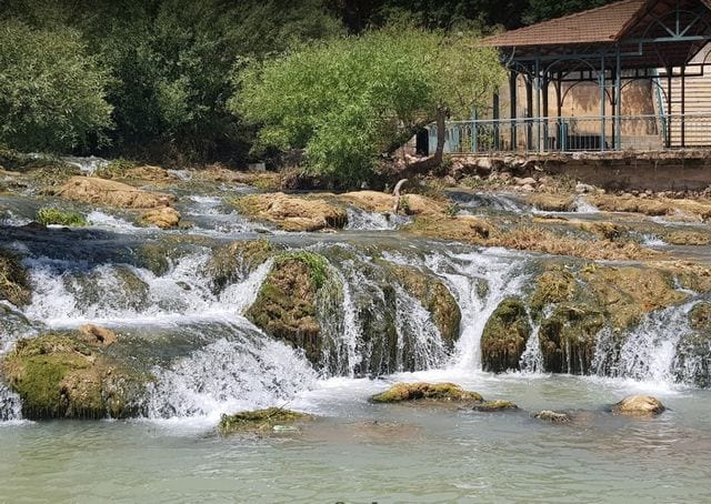 Oussama maps شلالات في لبنان
