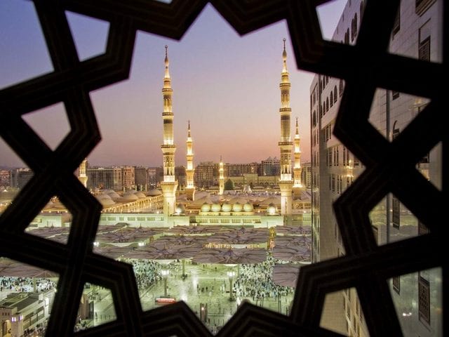 يُقدّم هيلتون المدينة إطلالات على الحرم النبوي. يُقدّم هيلتون المدينة إطلالات على الحرم النبوي.