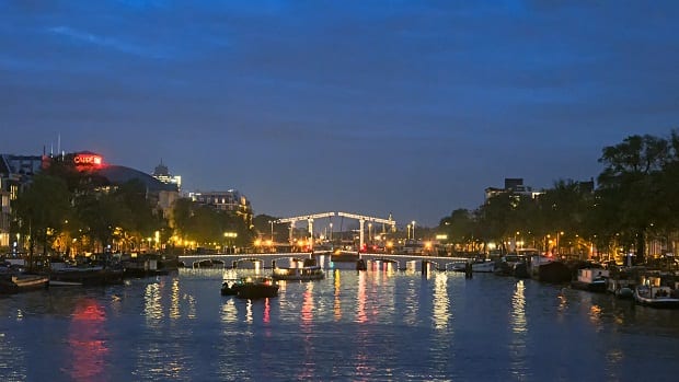 جسر ماجيري من أفضل الاماكن السياحية في امستردام 