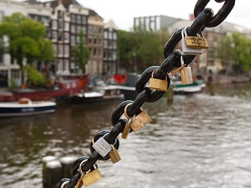 جسر ماجيري من اهم الاماكن السياحية في امستردام 