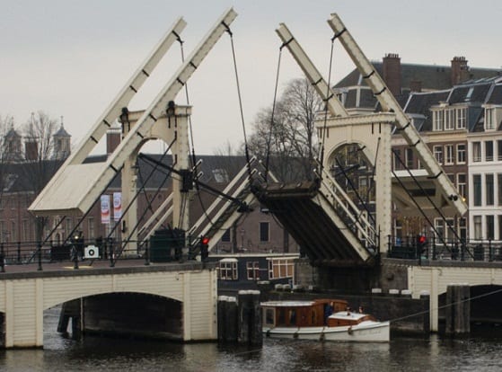 جسر ماجيري في امستردام 