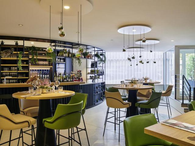 مطعم في فندق ميركيور لاديفانس باريس يقُدم أشهى المأكولات الفرنسية 