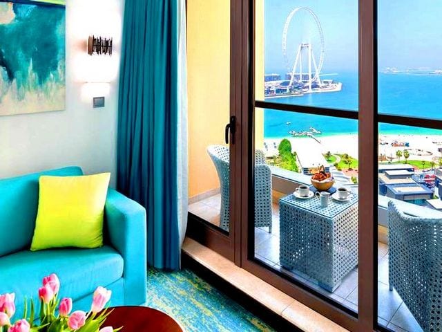 يتمتع فندق جيه ايه اوشن فيو دبي بإطلالاتٍ ساحرة على البحر والمدينة