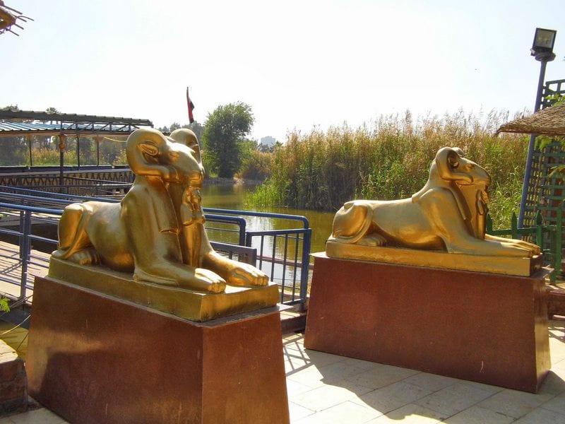 القرية الفرعونية تتواجد في مدينة القاهرة و تُعَدّ من اهم معالم القاهرة