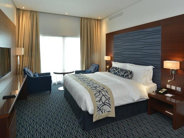تمتاز سلسلة فندق رمادا البحرين بأماكن إقامتها من غرف وأجنحة مميزة