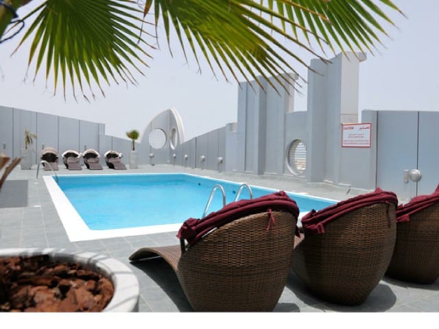يحتوي فندق الراية سويتس البحرين على مسابح خارجية 