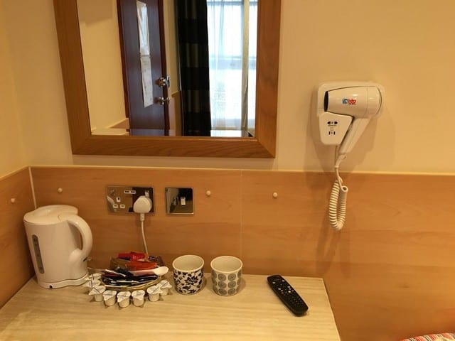 الحمامات الخاصة بالغرف ومرافقها في فندق سانت جورج لندن