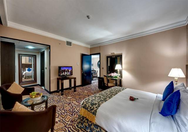 يُعد   فندق قصر الشارقة  أرقى الفنادق في الشارقة لكونها تضم العديد من المرافق الخدمية والترفيهية