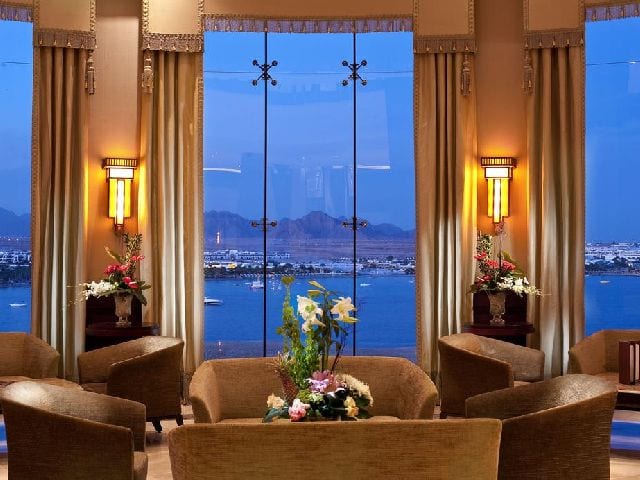 منطقة جلوس في فندق ستيلا دى مارى شرم الشيخ الشهير من قائمة منتجعات خليج نعمة