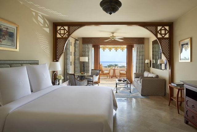 غرفه عصرية ذات إطلالة تخلب الألباب في اجمل فنادق شرم الشيخ 5 نجوم