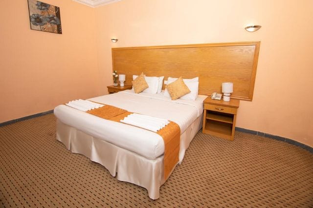 تتميّز غرف فندق سنود العزيزية بمساحتها الواسعة وألوانها الراقية
