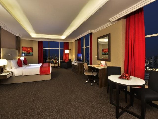 غرفة نوم قياسية في فندق سويس بل هوتيل البحرين تتسع لشخصين