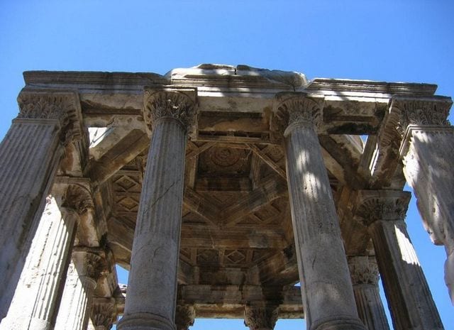 معبد زيوس الأولمبي من اهم الاماكن السياحية في أثينا
