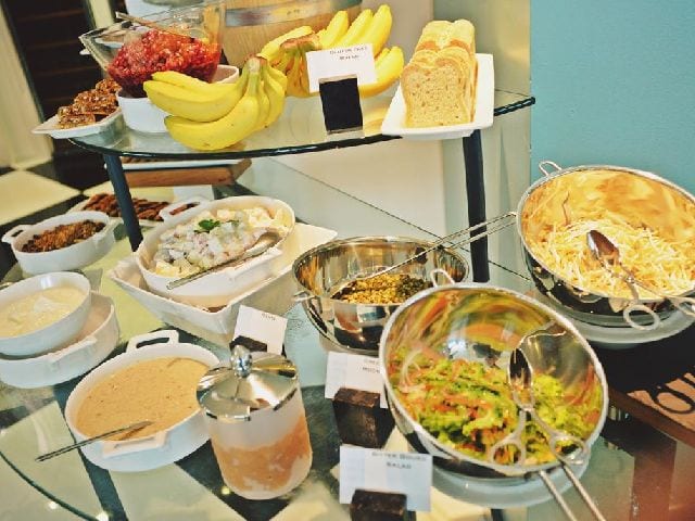 تتنوع الأطباق في بوفيه فندق الدومين البحرين