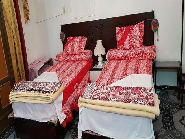 يتميز البيت النوبي اسوان بألوان زاهية وديكورات بسيطة يتميز البيت النوبي اسوان بألوان زاهية وديكورات بسيطة