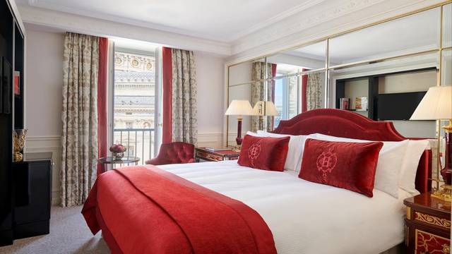 إنتركونتيننتال باريس لو غران يتمتع بفريق عمل جعله من اجمل فنادق باريس لشهر العسل