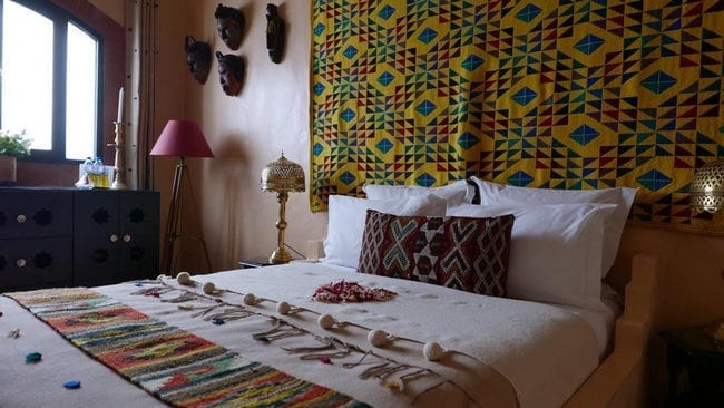 أسّرة مُزينة مع مفروشات جميلة في اجمل الفنادق في طنجة