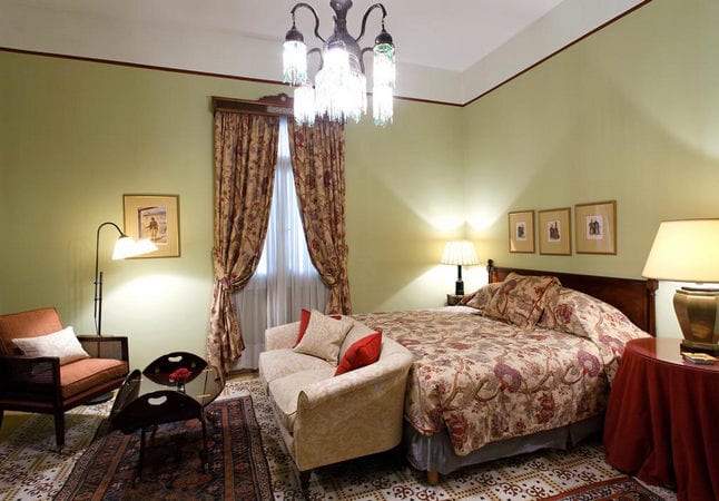 غُرف هادئة ومُريحة مفروشة بأناقة في اجمل فنادق في لبنان