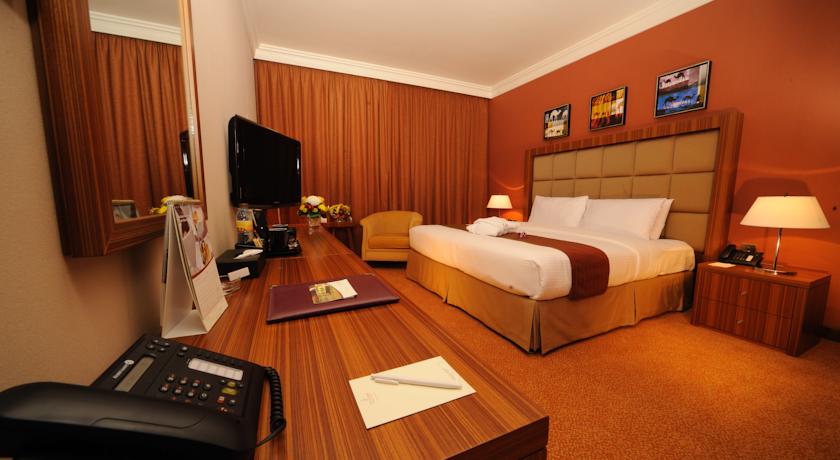 فندق سيتي سيزنز الحمراء يتواجد هذا الفندق الراقي في الحي التجاري لمدينة ابوظبي ويعد واحداً من اجمل فنادق ابوظبي ذو 4 نجوم
